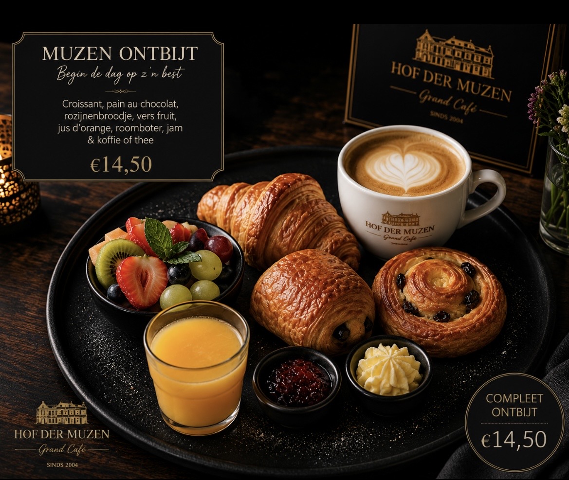 Vergaderontbijt met croissants, vers fruit, jus d’orange en koffie